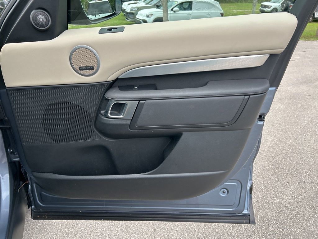 2020 Land Rover Discovery Landmark photo 35