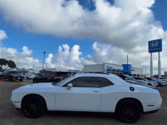2018 Dodge Challenger SXT photo 2