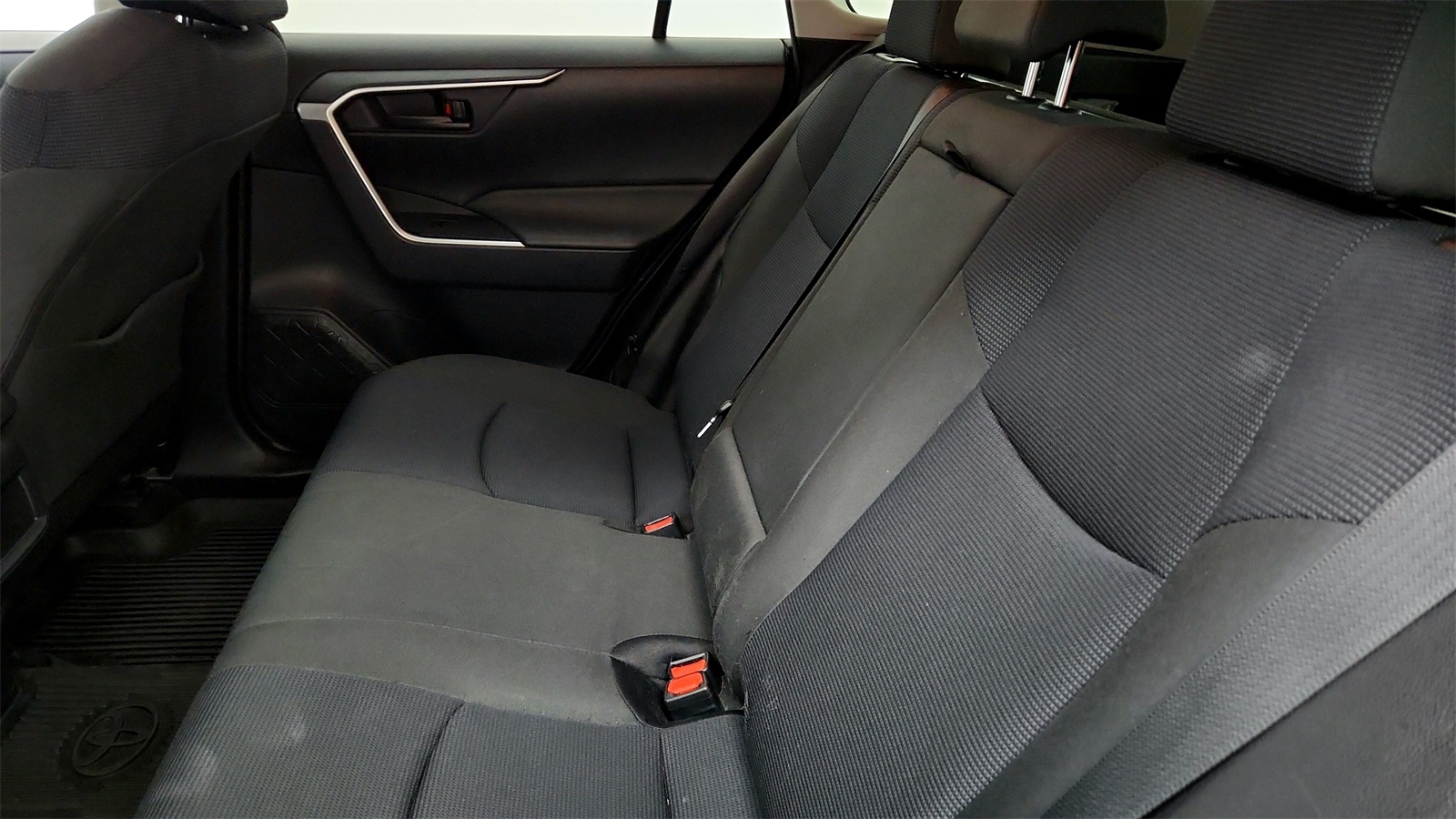 2019 Toyota RAV4 LE photo 33