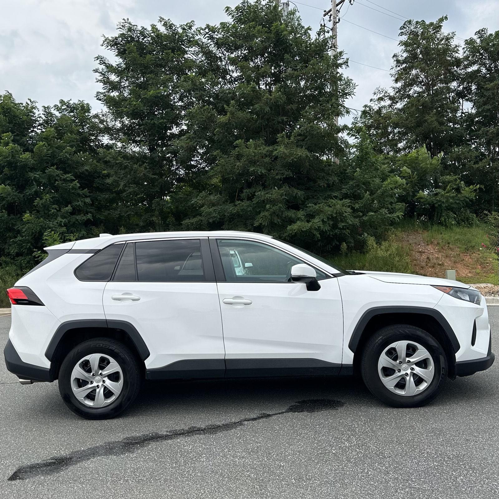 2022 Toyota RAV4 LE photo 5