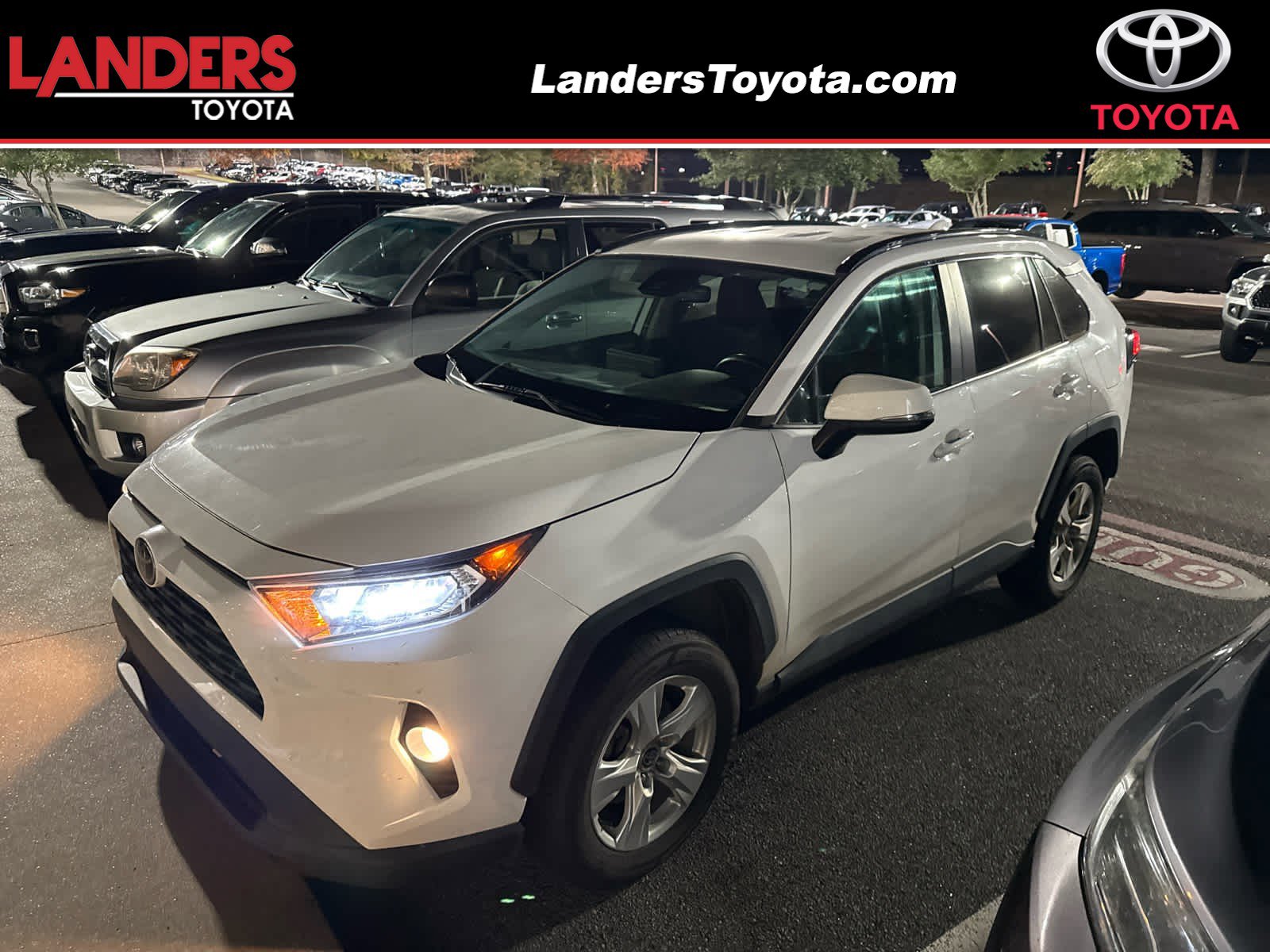 2021 Toyota RAV4 XLE's photo