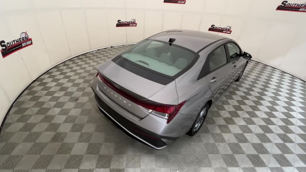 2024 Hyundai Elantra SEL photo 4