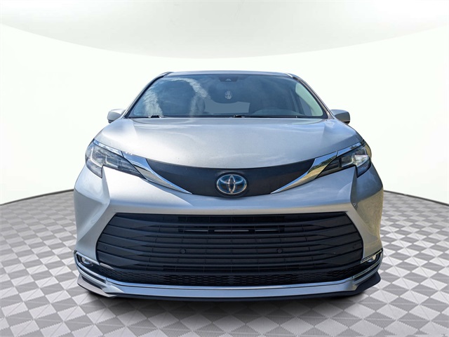 2022 Toyota Sienna XLE photo 5