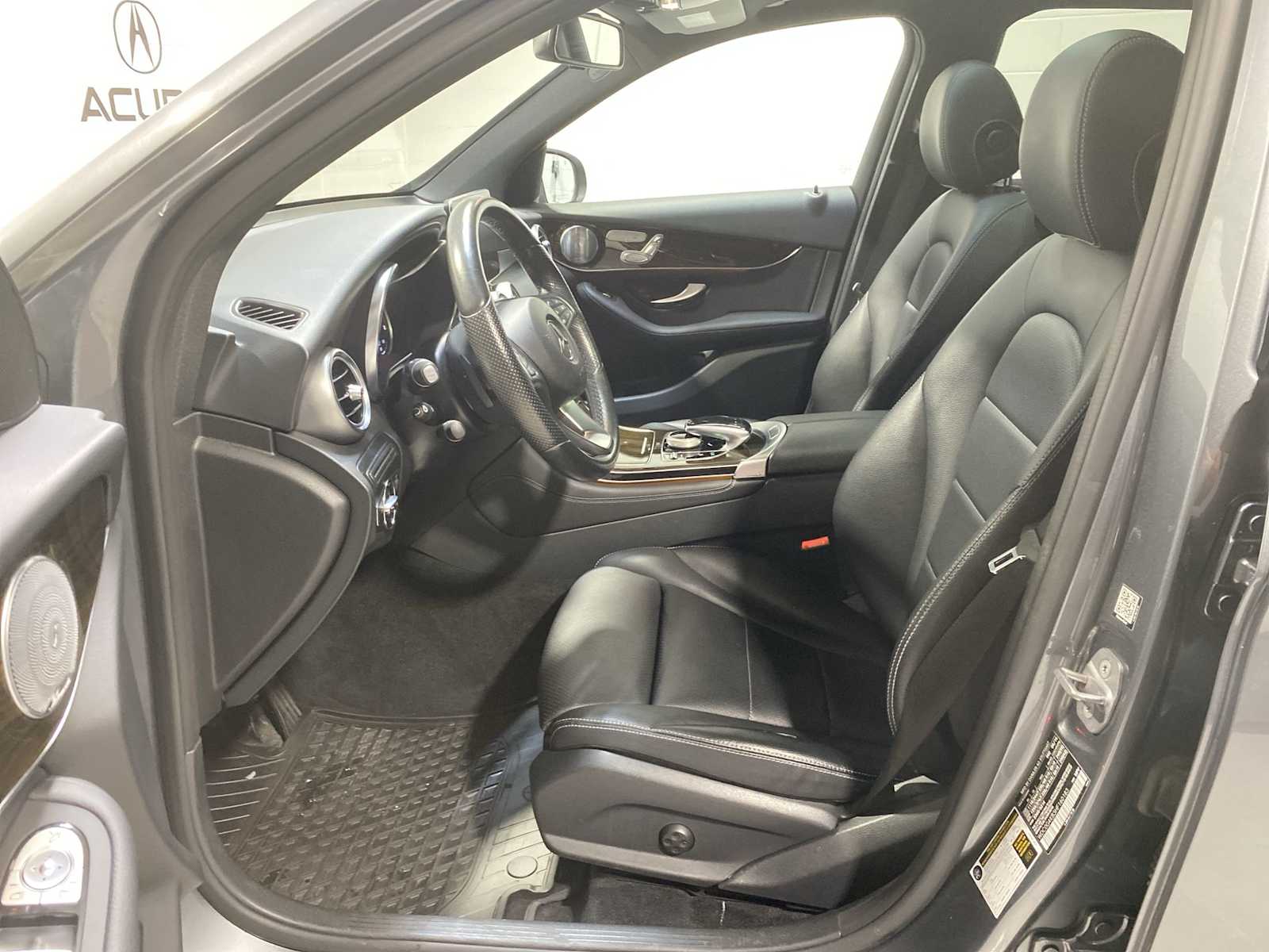 2017 Mercedes Benz GLC 300 4MATIC photo 2