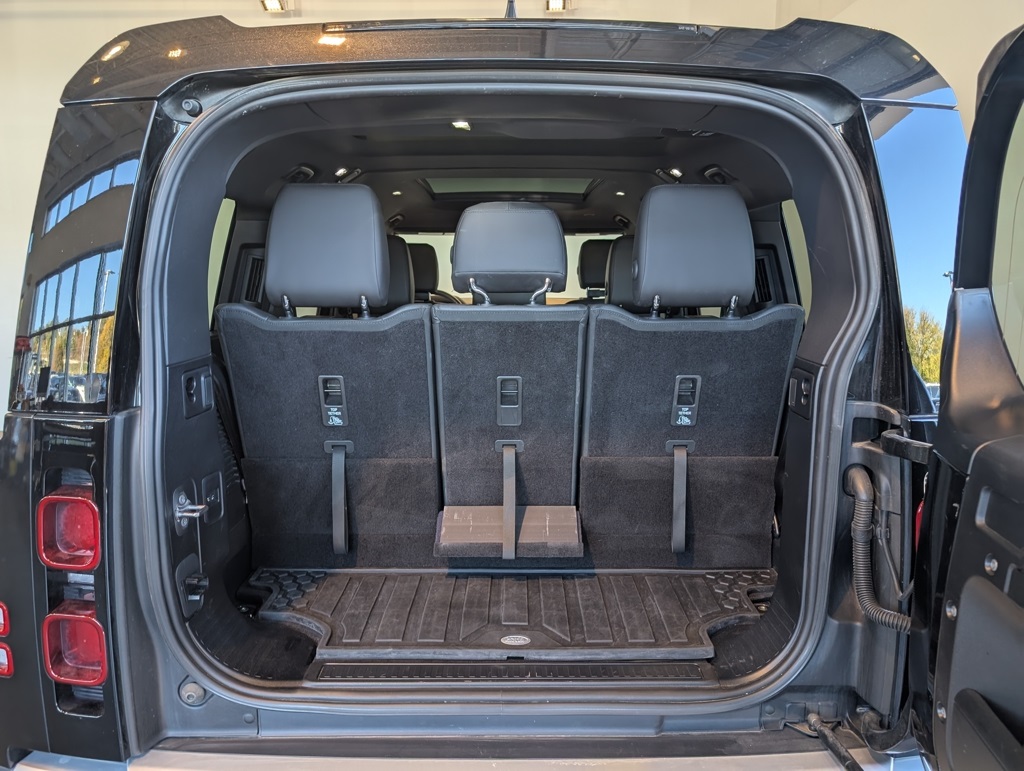 2023 Land Rover Defender 130 SE photo 4