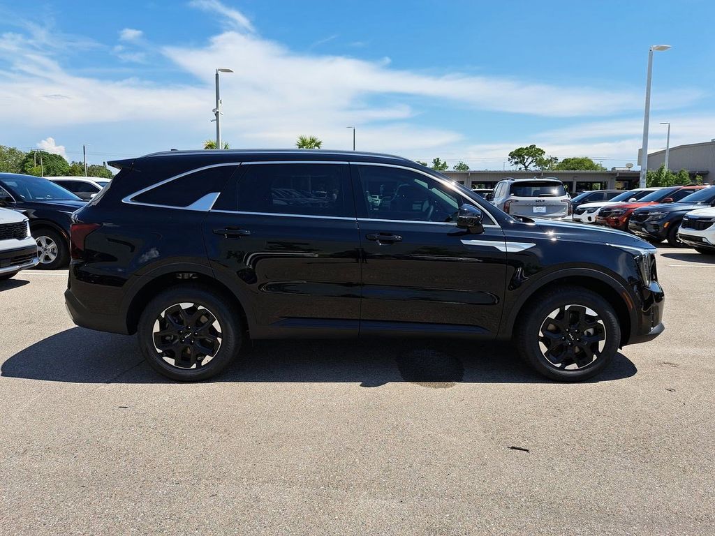 2025 Kia Sorento S photo 2