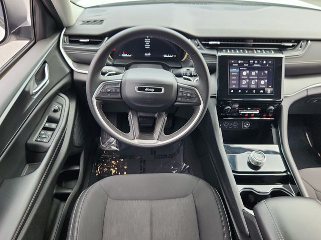 2023 Jeep Grand Cherokee Laredo photo 8