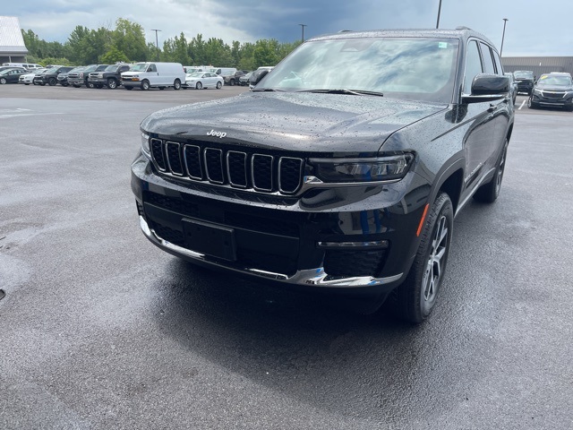 2025 Jeep Grand Cherokee Limited photo 3