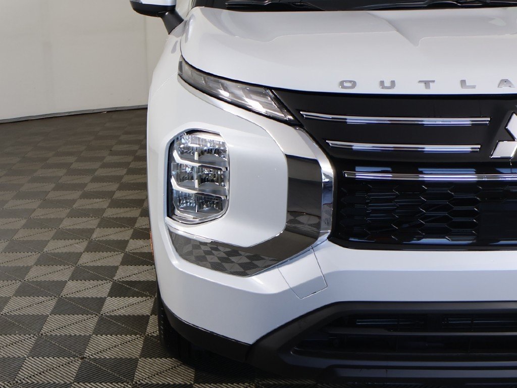 2025 Mitsubishi Outlander ES photo 13
