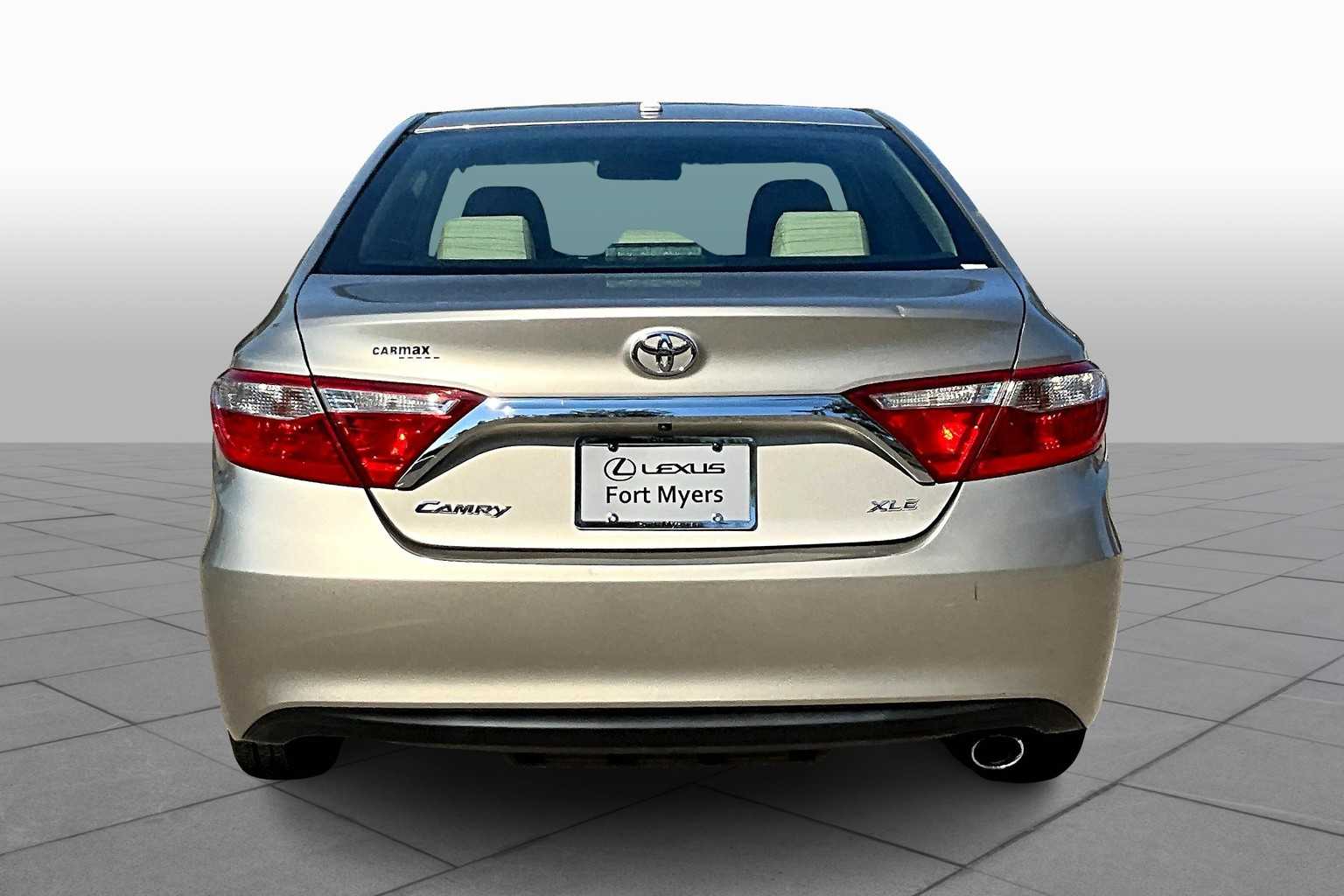 2017 Toyota Camry XLE photo 3