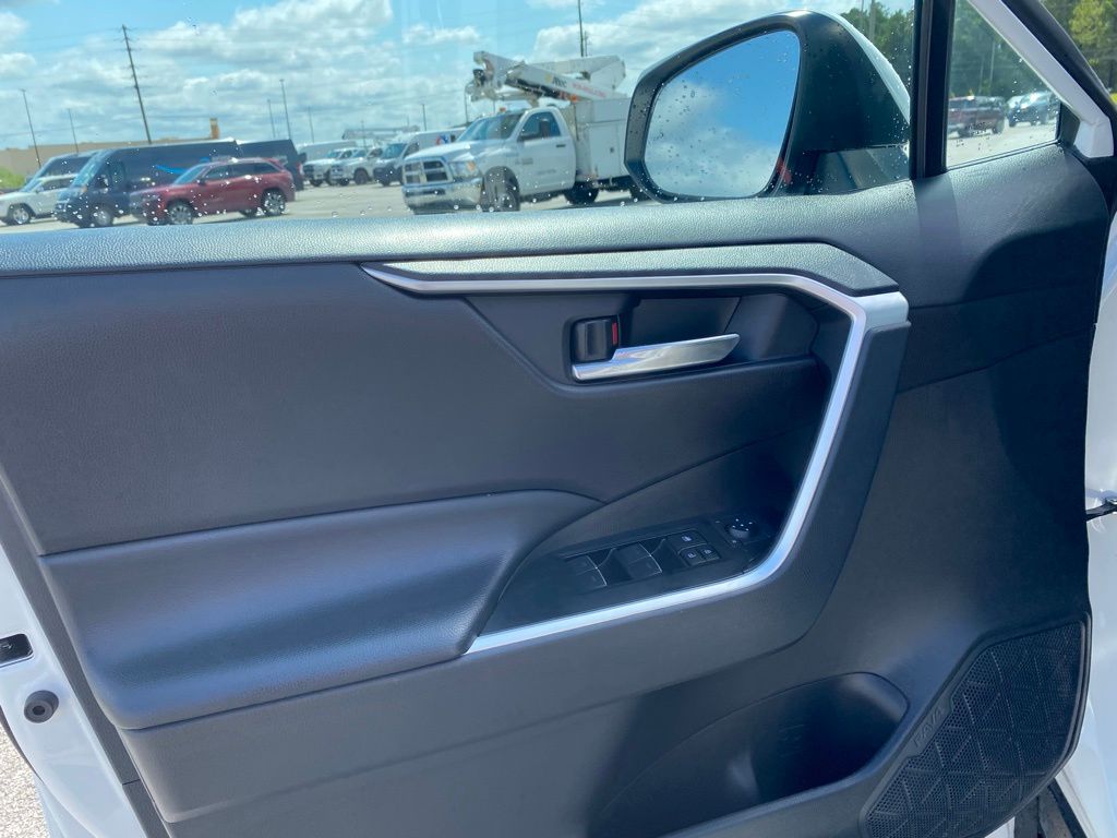 2022 Toyota RAV4 XLE photo 8