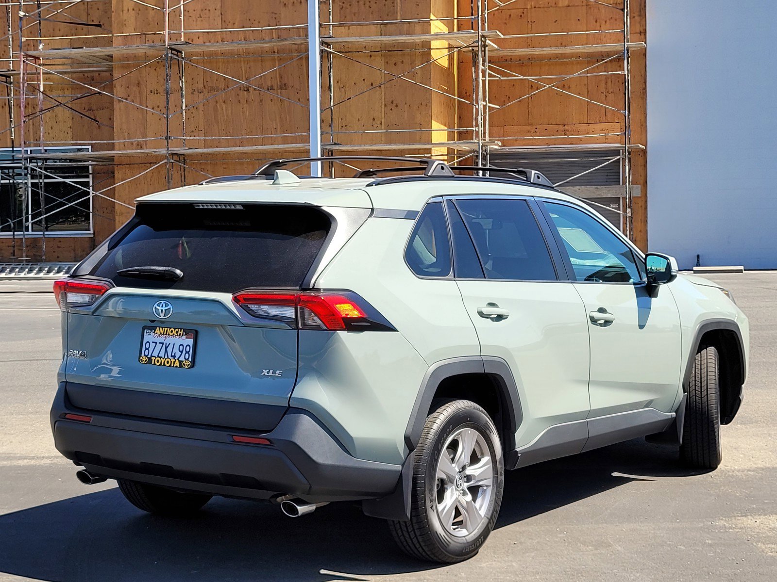 2022 Toyota RAV4 XLE photo 2