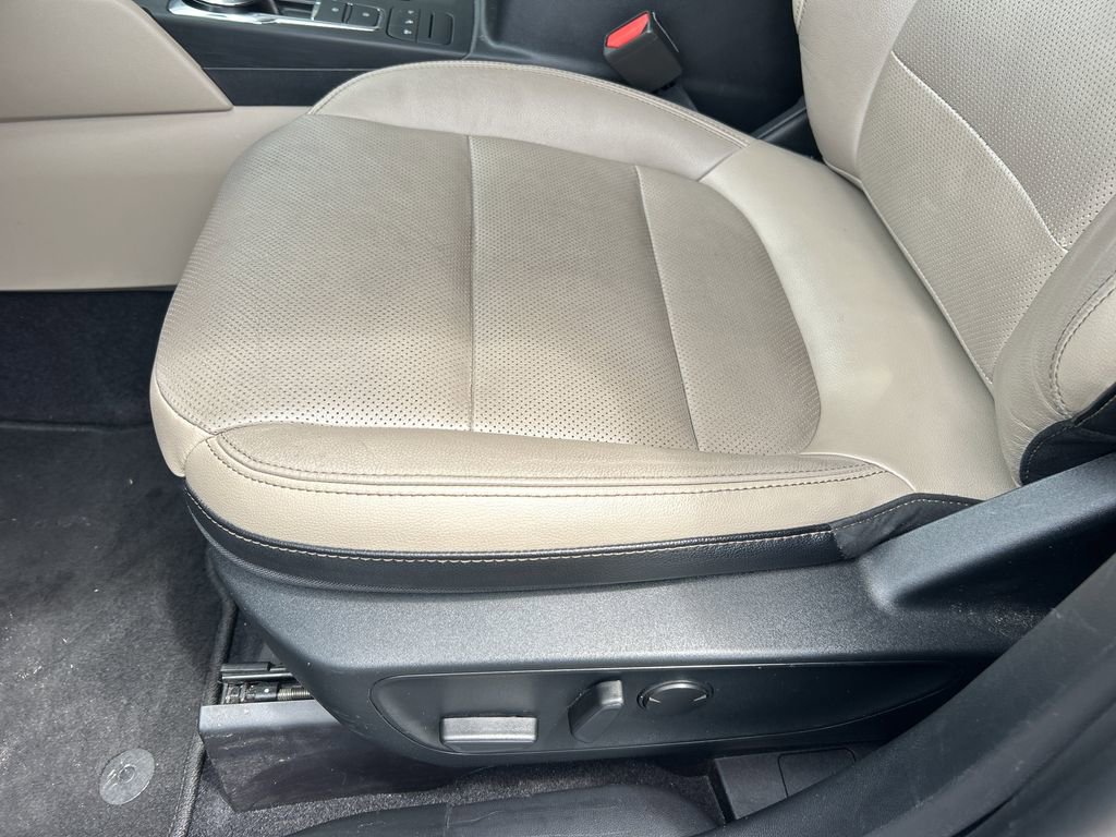 2020 Ford Escape Titanium Hybrid photo 21