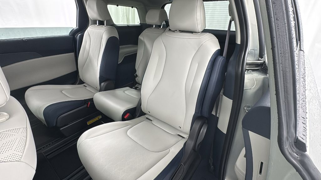 2026 Kia Carnival EX photo 12