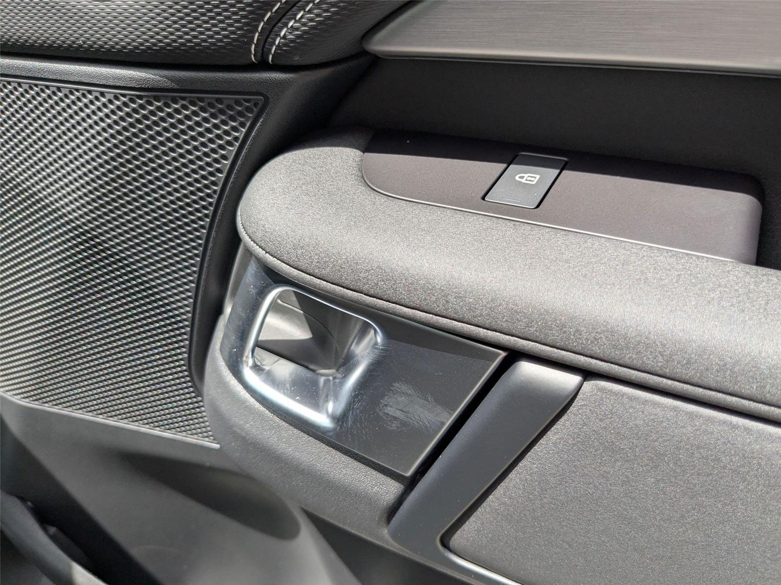 2025 Land Rover Discovery SE photo 30