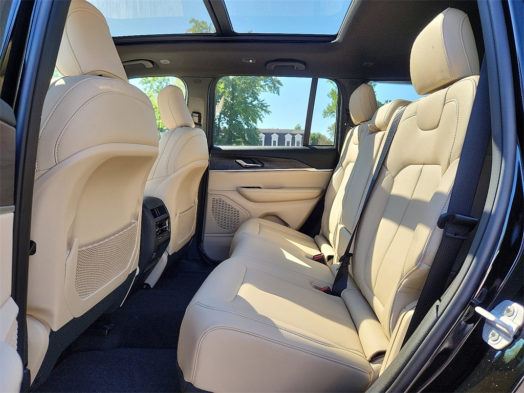 2025 Jeep Grand Cherokee Limited photo 4