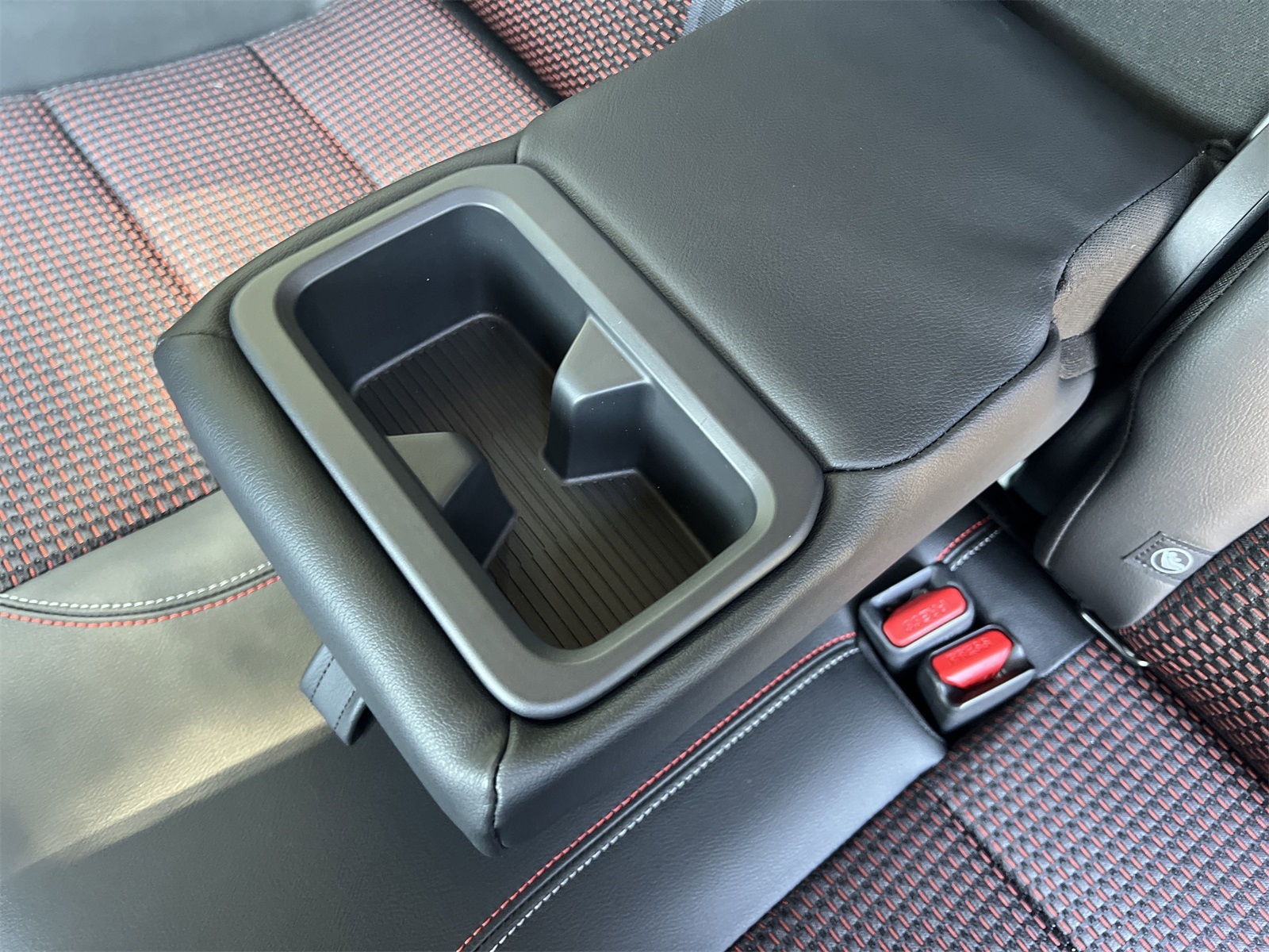 2025 Nissan Kicks SR photo 3