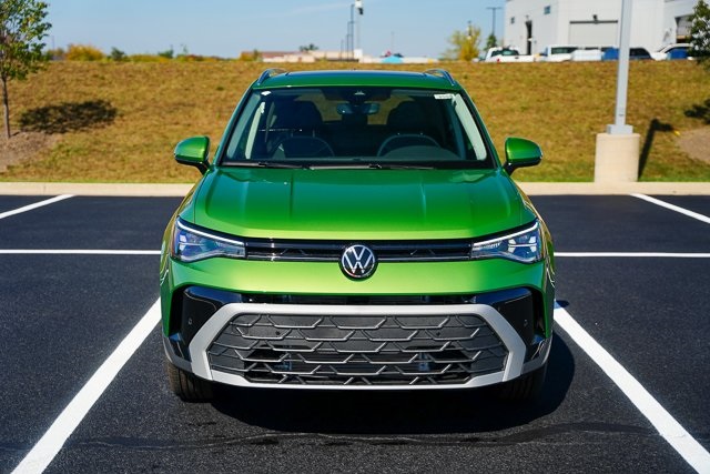 2025 Volkswagen Taos SE photo 3