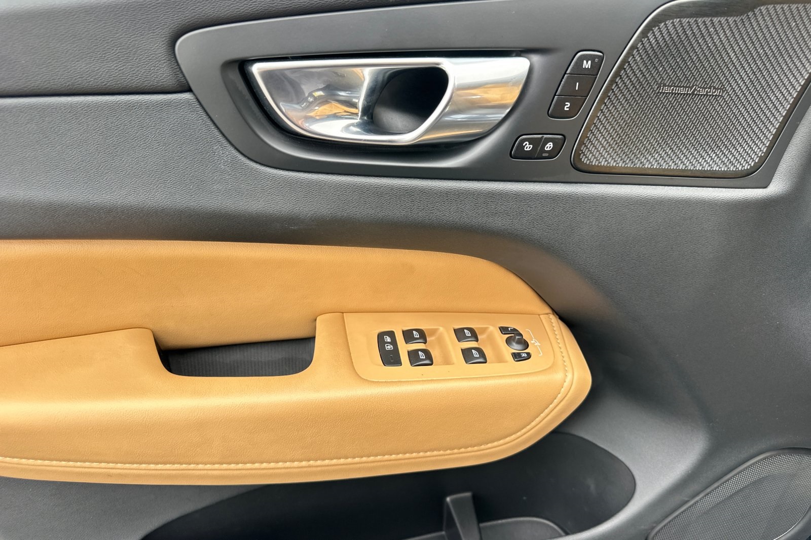 2023 Volvo XC60 B5 Ultimate photo 9
