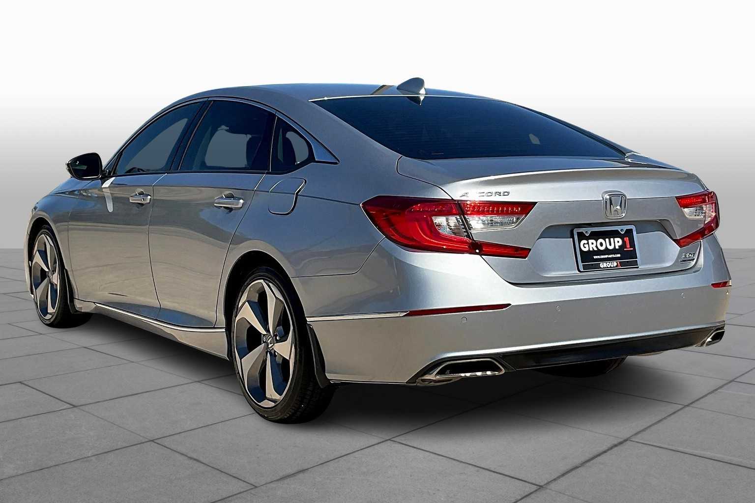 2018 Honda Accord Touring 2.0T photo 2