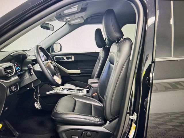 2023 Ford Explorer XLT photo 3