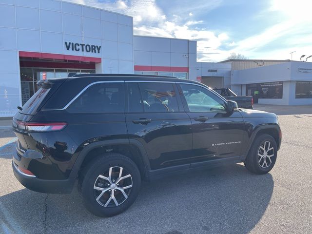 2024 Jeep Grand Cherokee Limited photo 3