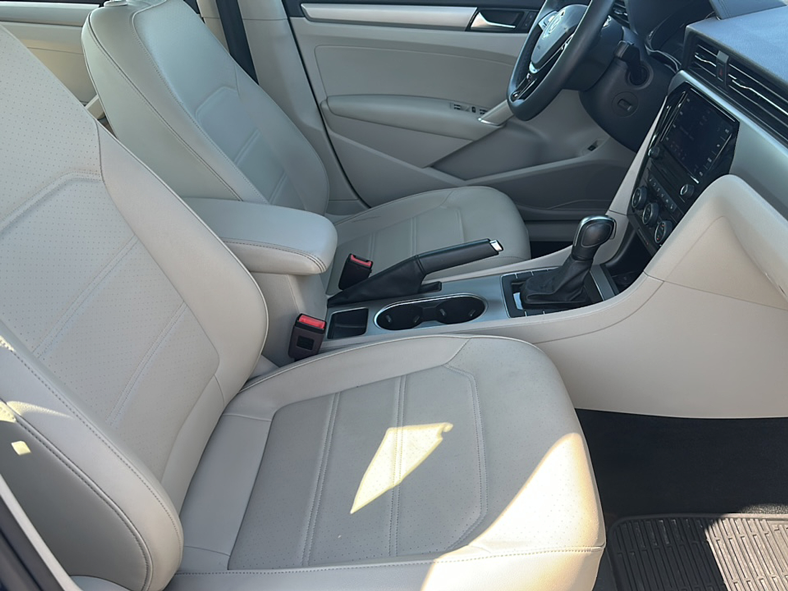 2022 Volkswagen Passat 2.0T SE photo 10