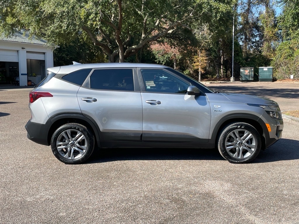 2021 Kia Seltos LX photo 2