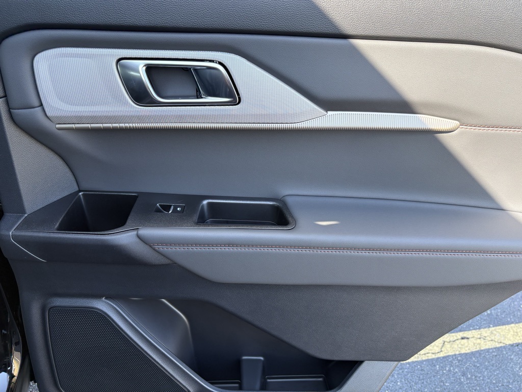 2025 Ford Explorer photo 31