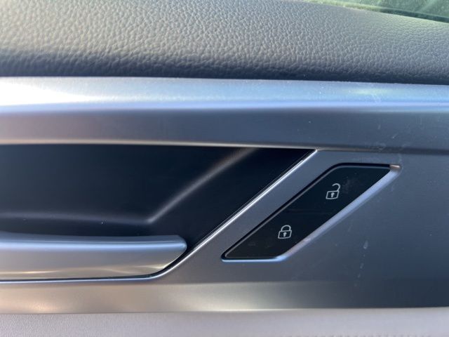 2025 Volkswagen Taos SE photo 14
