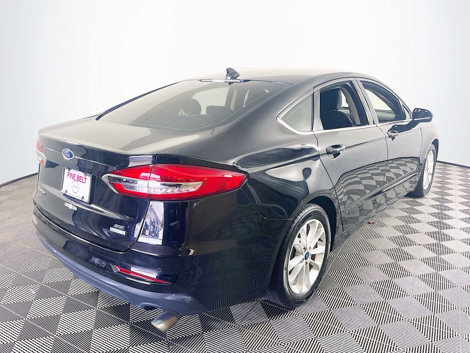 2019 Ford Fusion SE photo 3