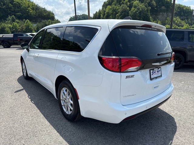 2025 Chrysler Voyager LX photo 4