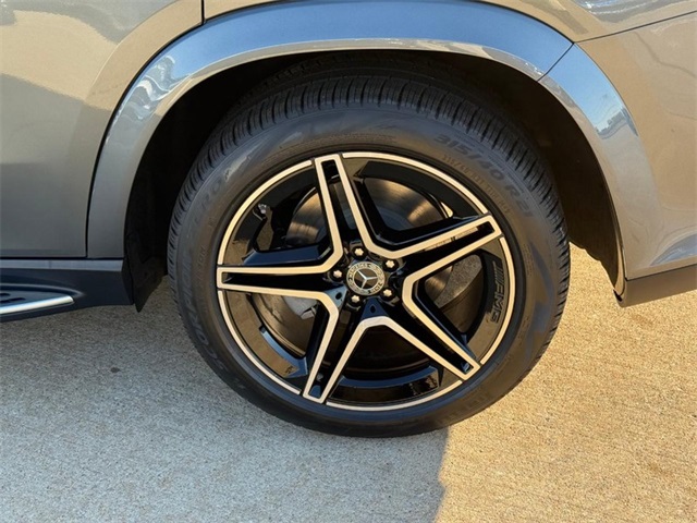 2026 Mercedes Benz GLS 450 4MATIC photo 3