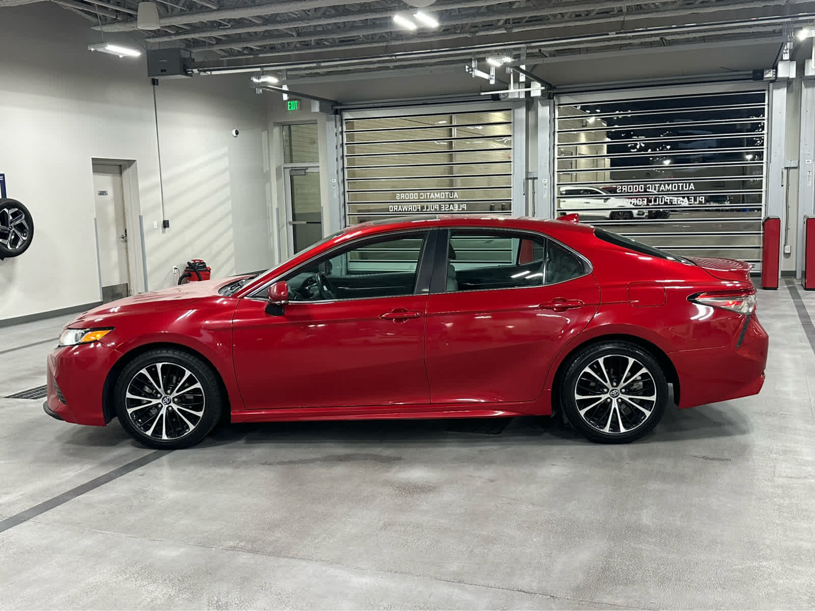 2019 Toyota Camry SE photo 2