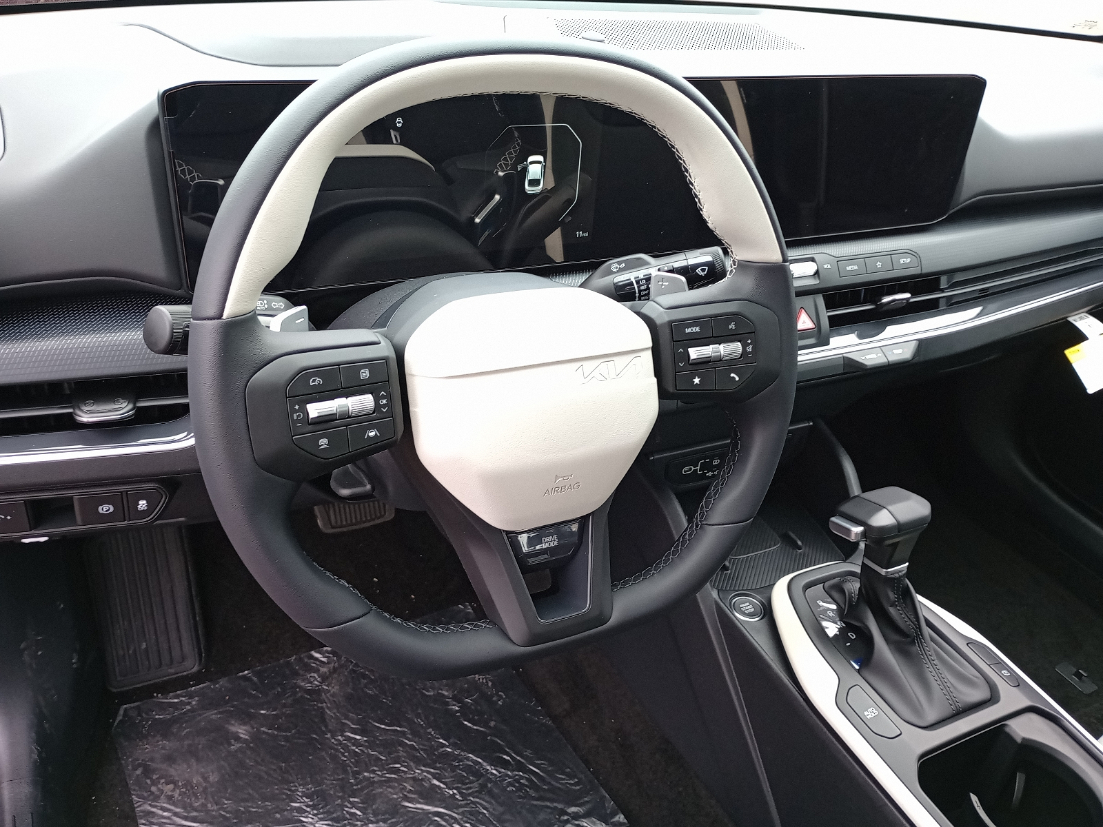 2025 Kia K4 GT-Line photo 2