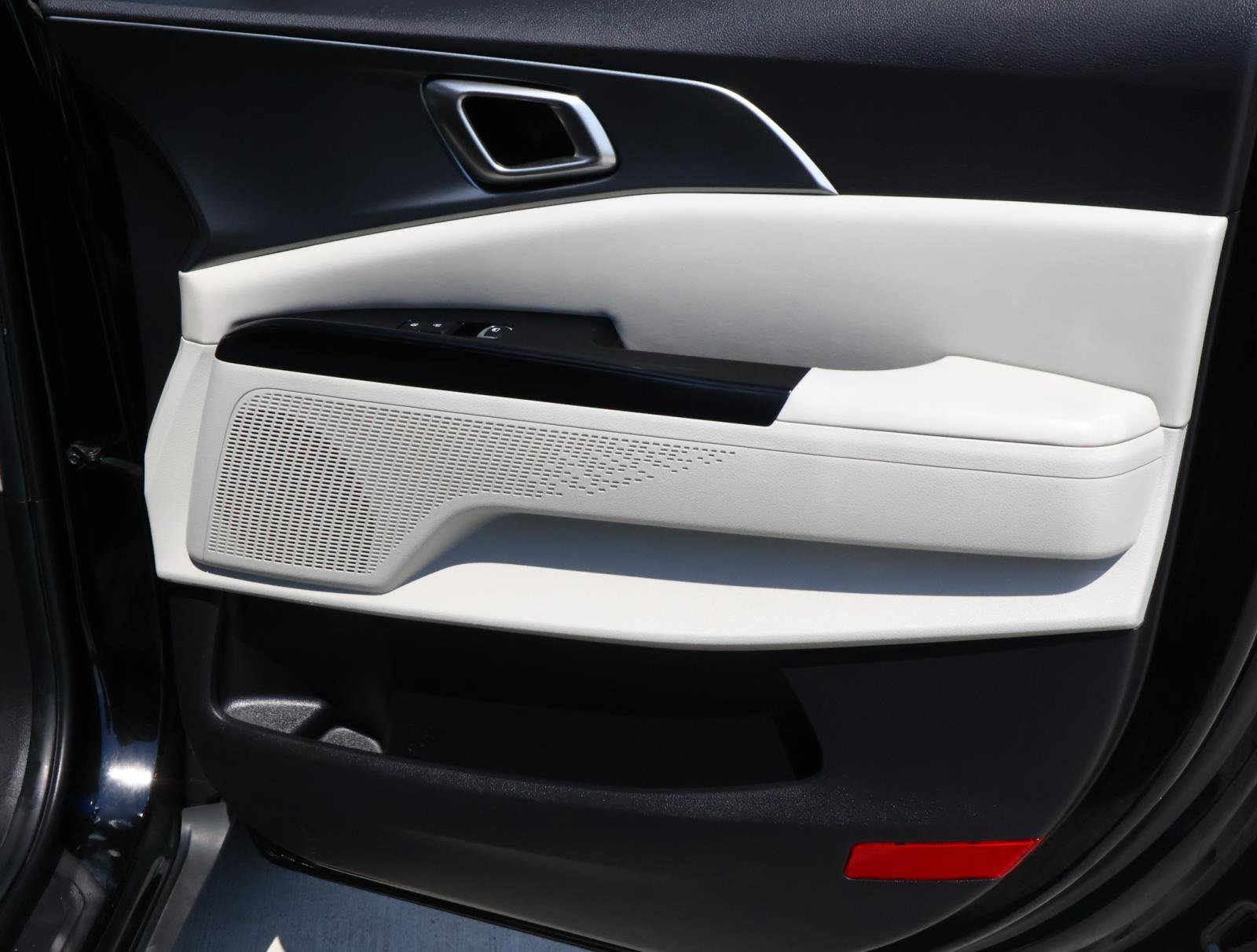 2024 Kia Carnival LX photo 15