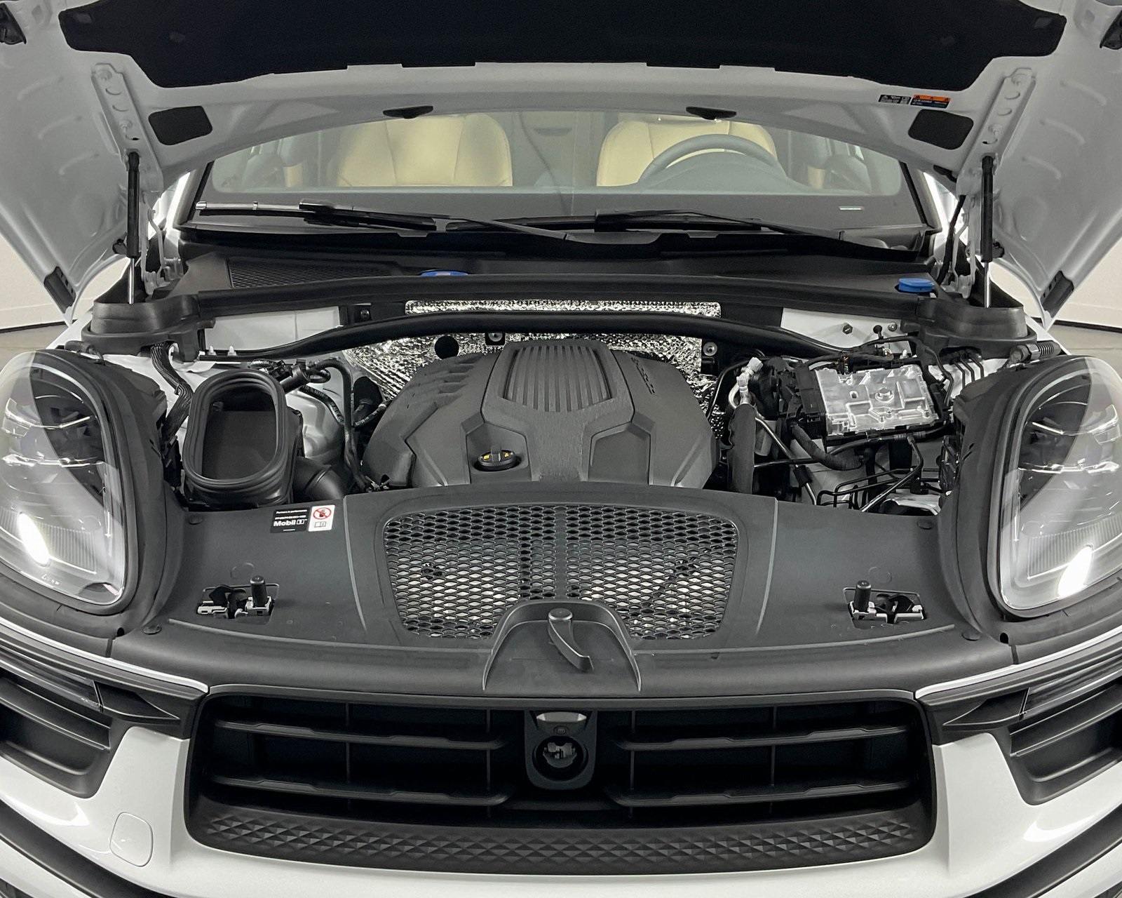 2026 Porsche Macan T photo 28