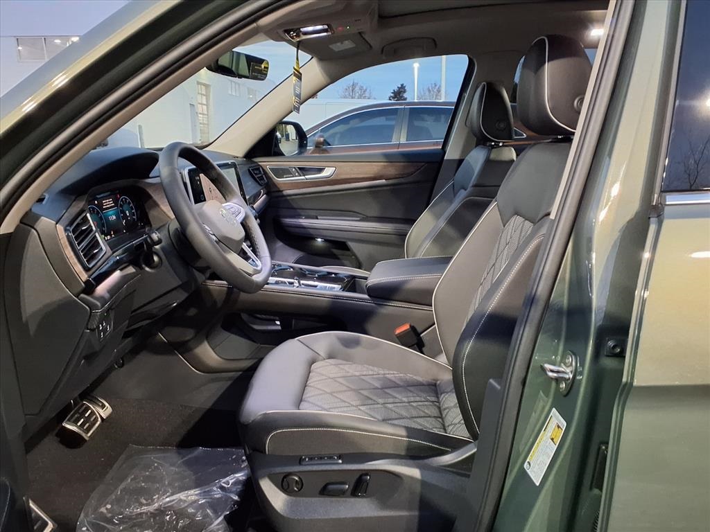 2026 Volkswagen Atlas SEL Premium R-Line photo 4