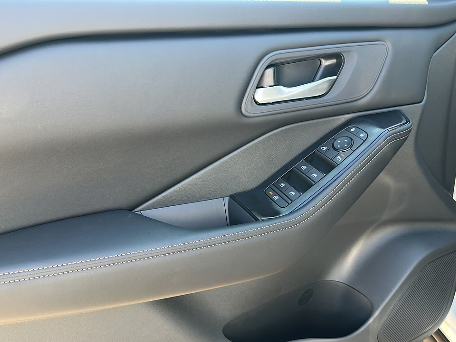 2026 Nissan Rogue SV photo 2