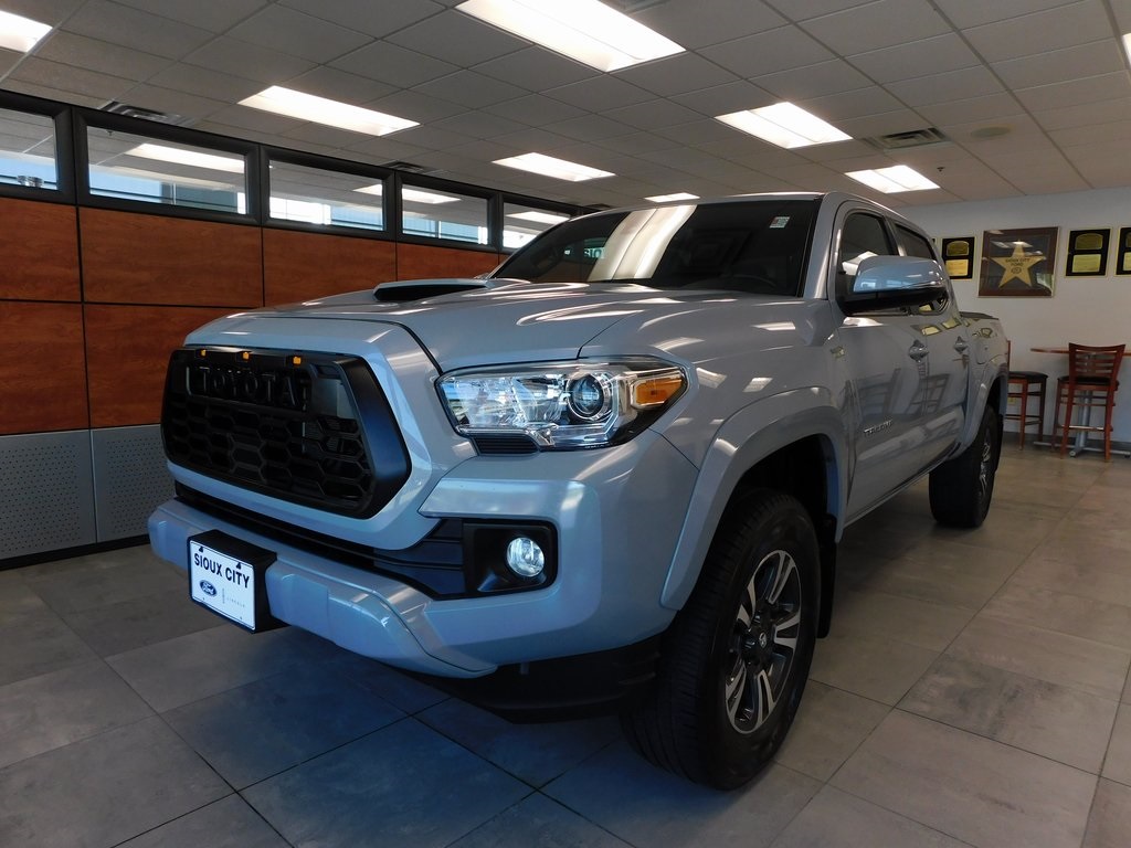 2018 Toyota Tacoma TRD Sport photo 2