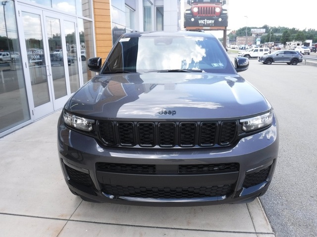 2025 Jeep Grand Cherokee Limited photo 2