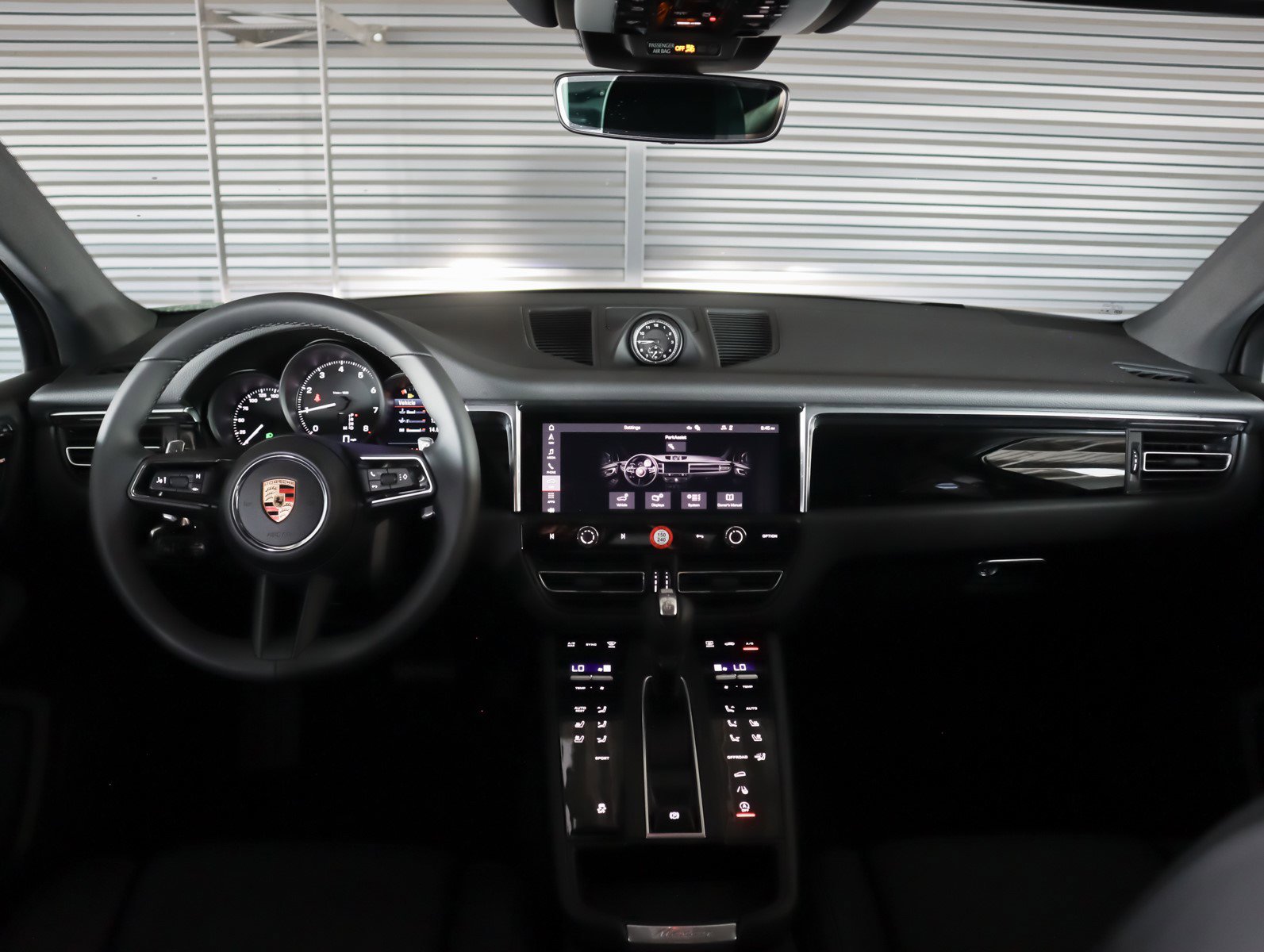 2025 Porsche Macan T photo 14