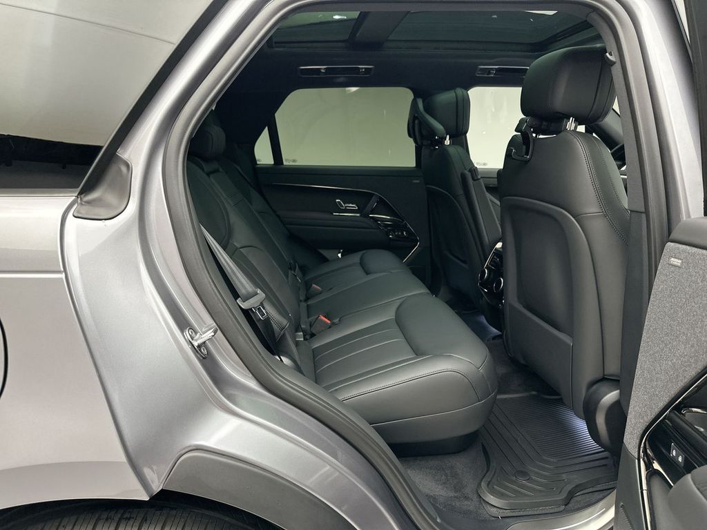2025 Land Rover Range Rover Sport SE photo 6