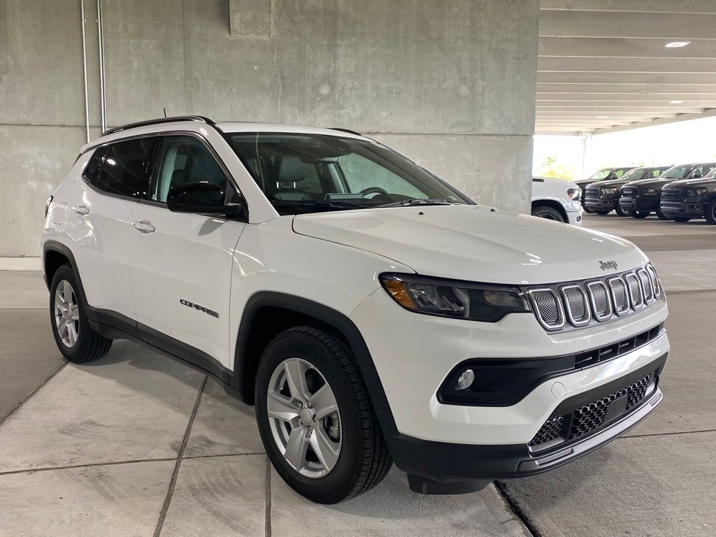 2022 Jeep Compass Latitude photo 2