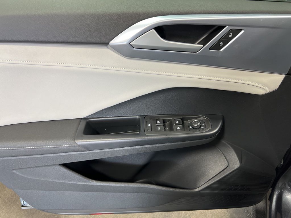 2025 Volkswagen Taos SE photo 10