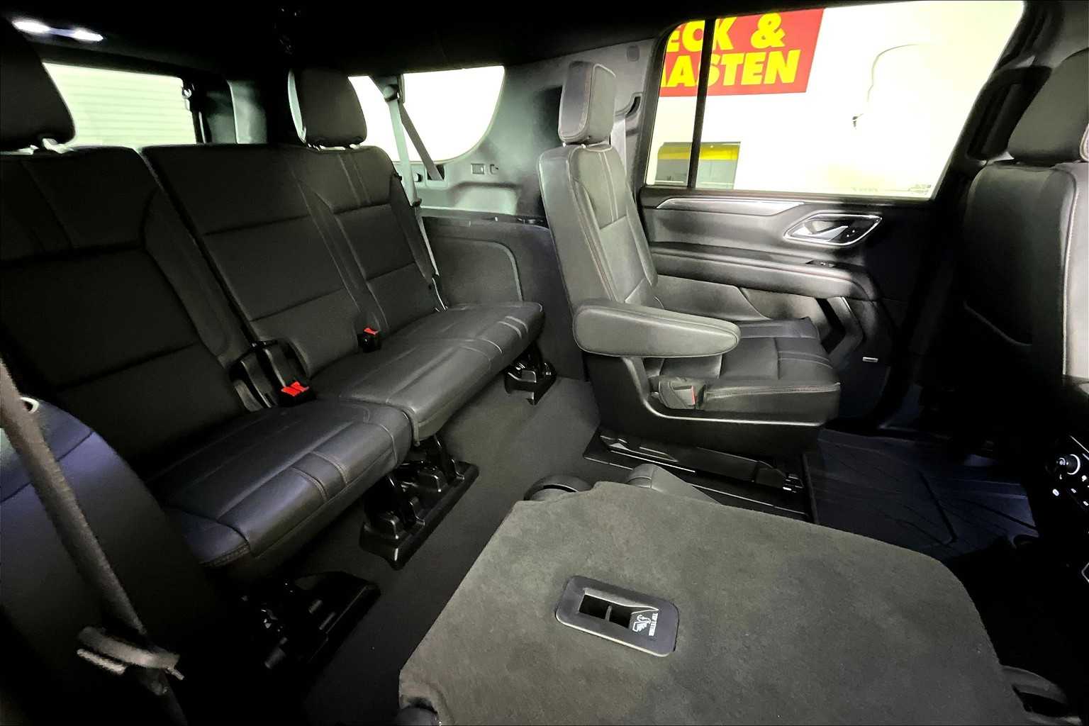 2024 Chevrolet Suburban RST photo 18