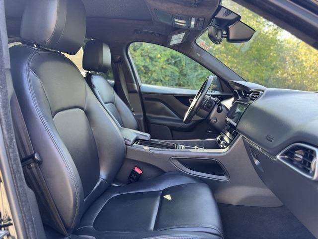 2019 Jaguar F-PACE Premium photo 22