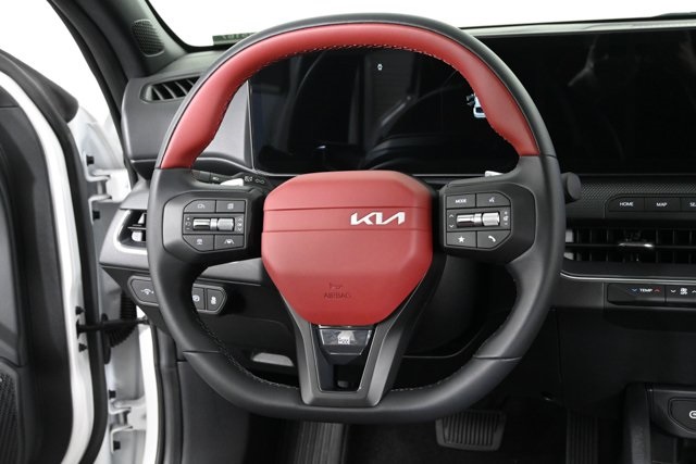 2025 Kia K4 GT-Line photo 3