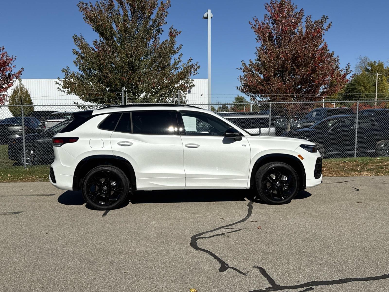 2025 Volkswagen Tiguan SE R-Line Black photo 2