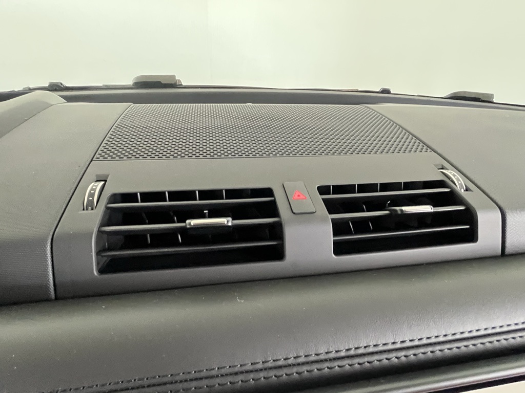 2025 Land Rover Defender 130 X-Dynamic SE photo 27